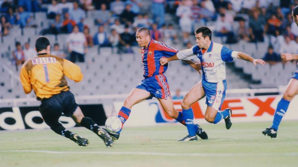 Una acción de Ronaldo en el partido de ida de la Supercopa de España de 1996 contra el Atlético de Madrid