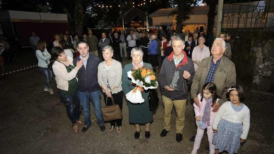 La familia del homenajeado asistió al acto (arriba) y a la izquierda la procesión después de la misa. // Bernabé/Javier Lalín