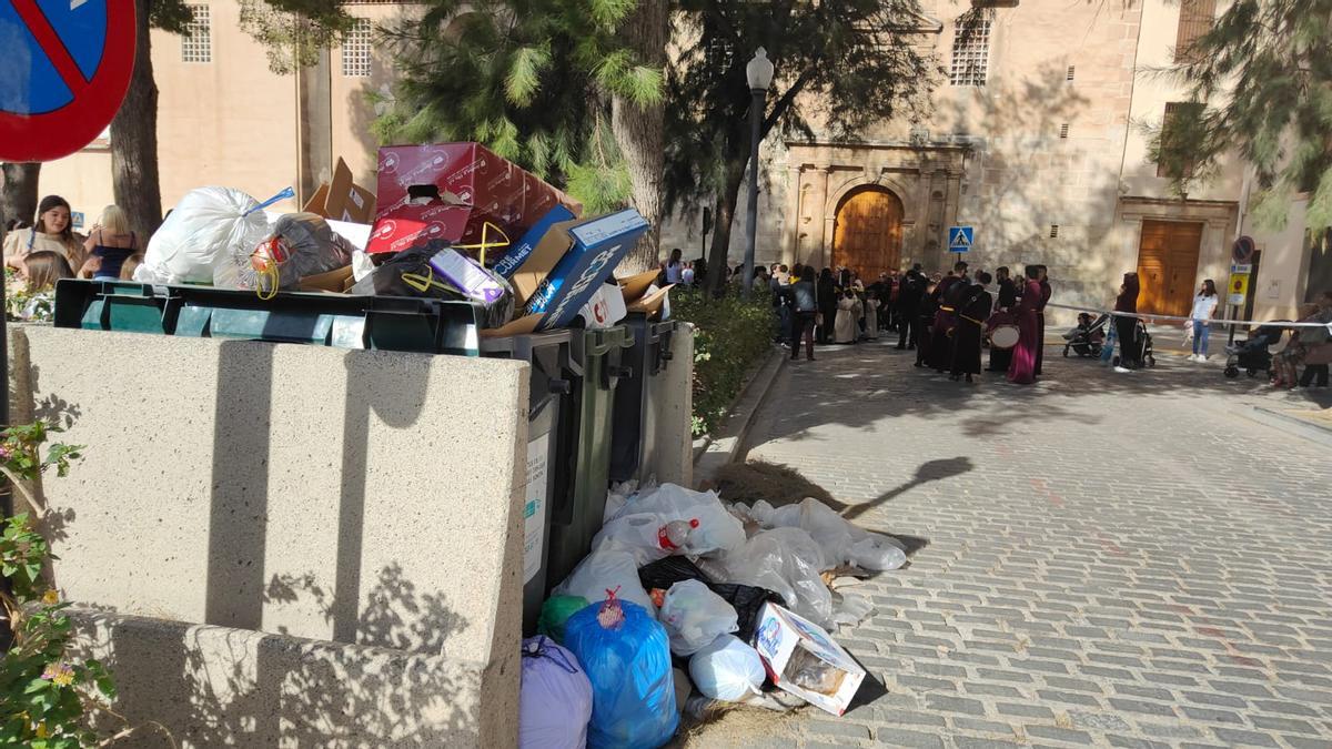 Contendedores repletos de basura en las inmediaciones de una procesión infantil