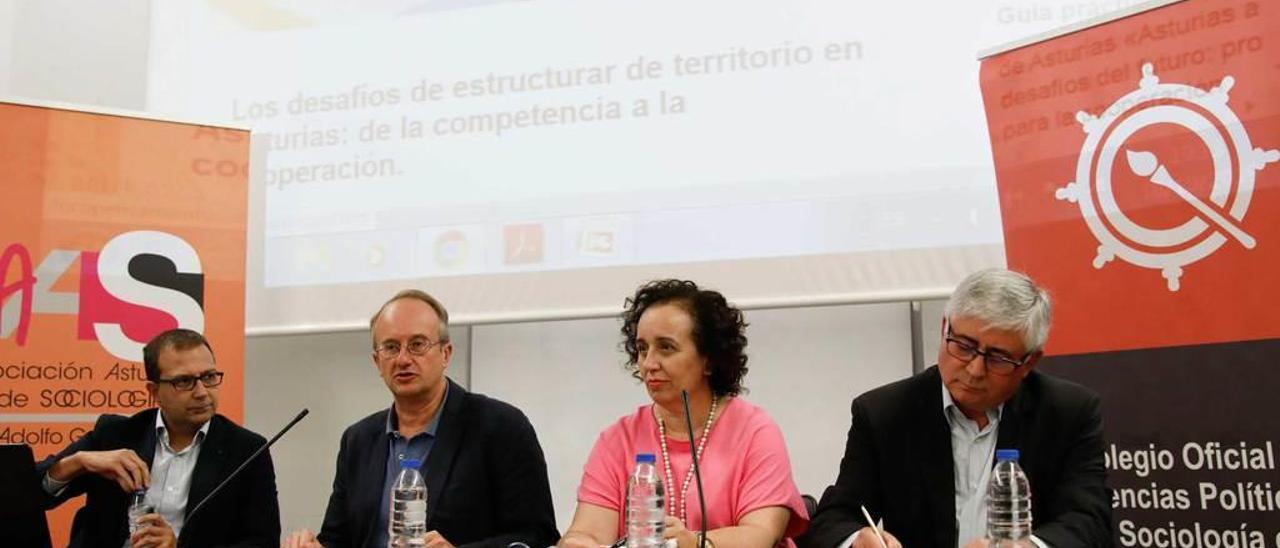 Por la izquierda, Fernando Rubiera, Jacobo Blanco, Radisbunda López y Alfonso Martínez Cearra, en el Antiguo Instituto de Gijón.