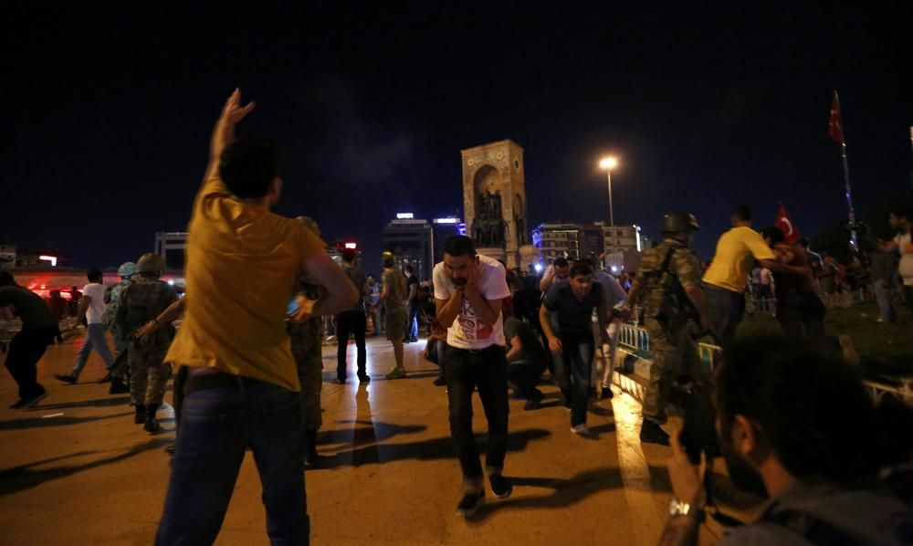 Manifestació davant el Monument a la República a la Plaça de Taksim a Istanbul,