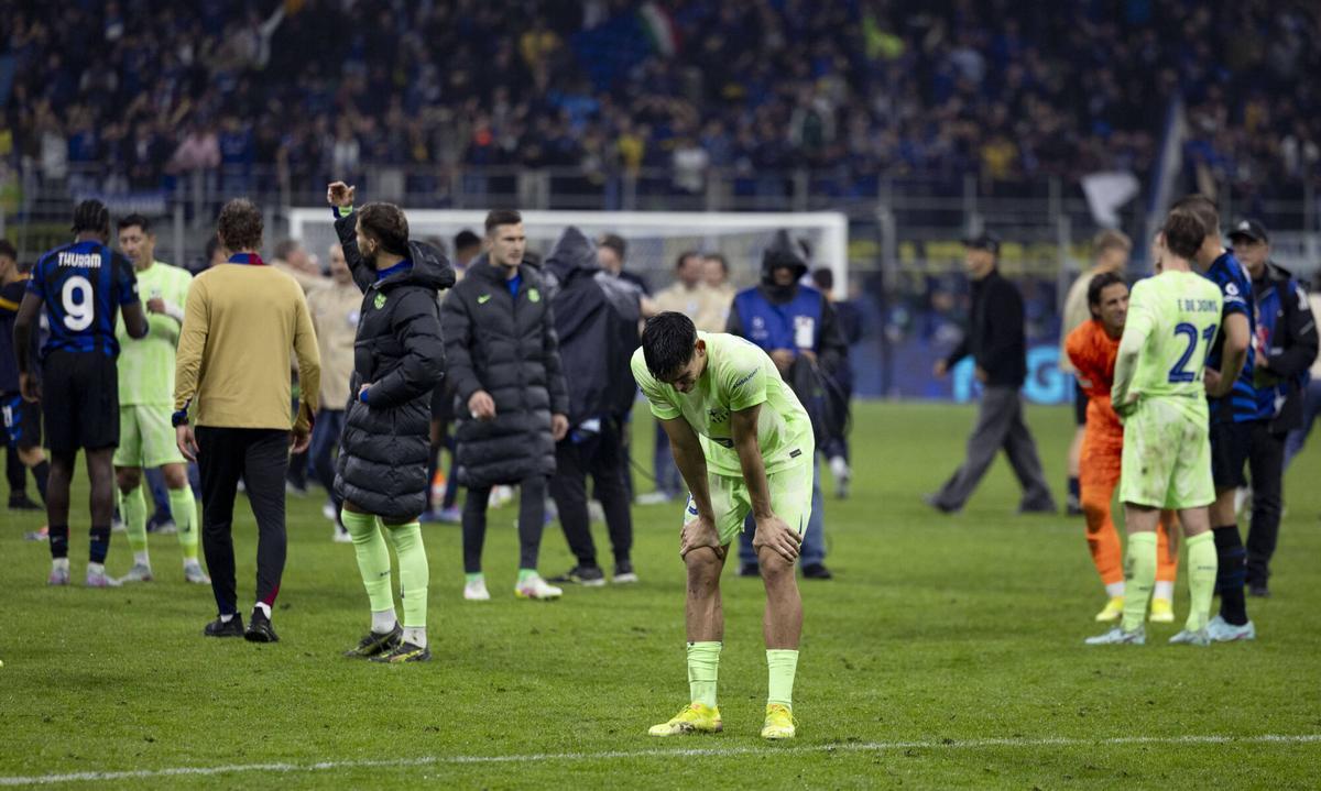 Gerard Martín, first, desolate at the end of the meeting.