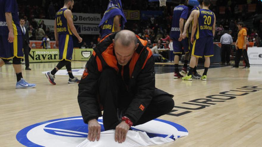 Momento de quitar el logo de la Eurocup tras el partido ante el Oldenburg