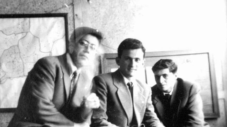 Otero Novas, entre Felipe Pimentel e Iglesias Riopedre en la sede de Acción Católica de Vigo en 1957.