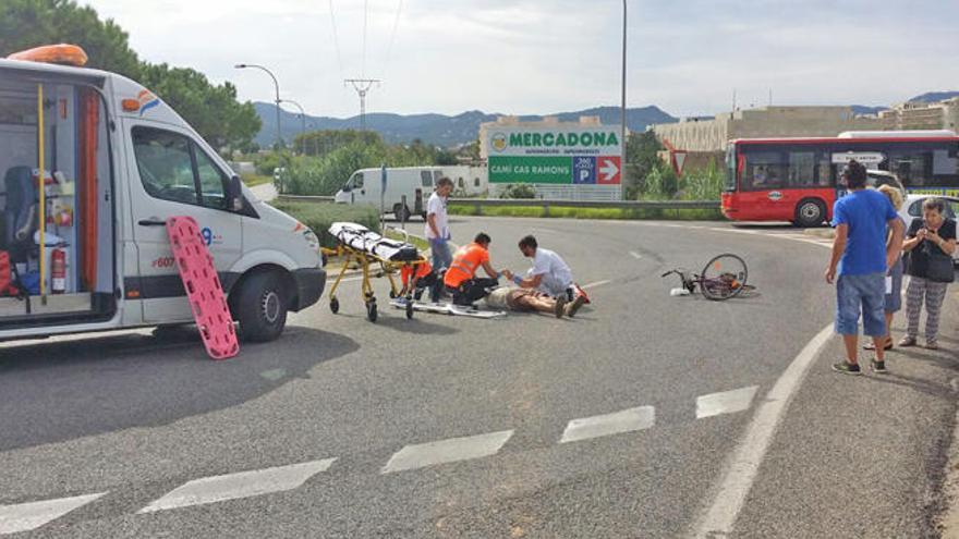 Un coche golpea a un ciclista en Sant Antoni