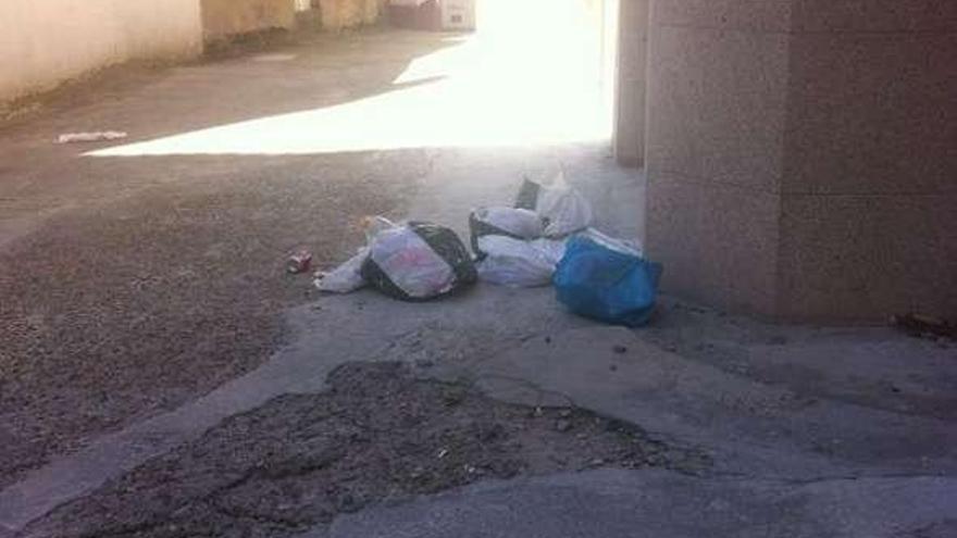 Vecinos de A Cacharela, hartos de ver basura tirada