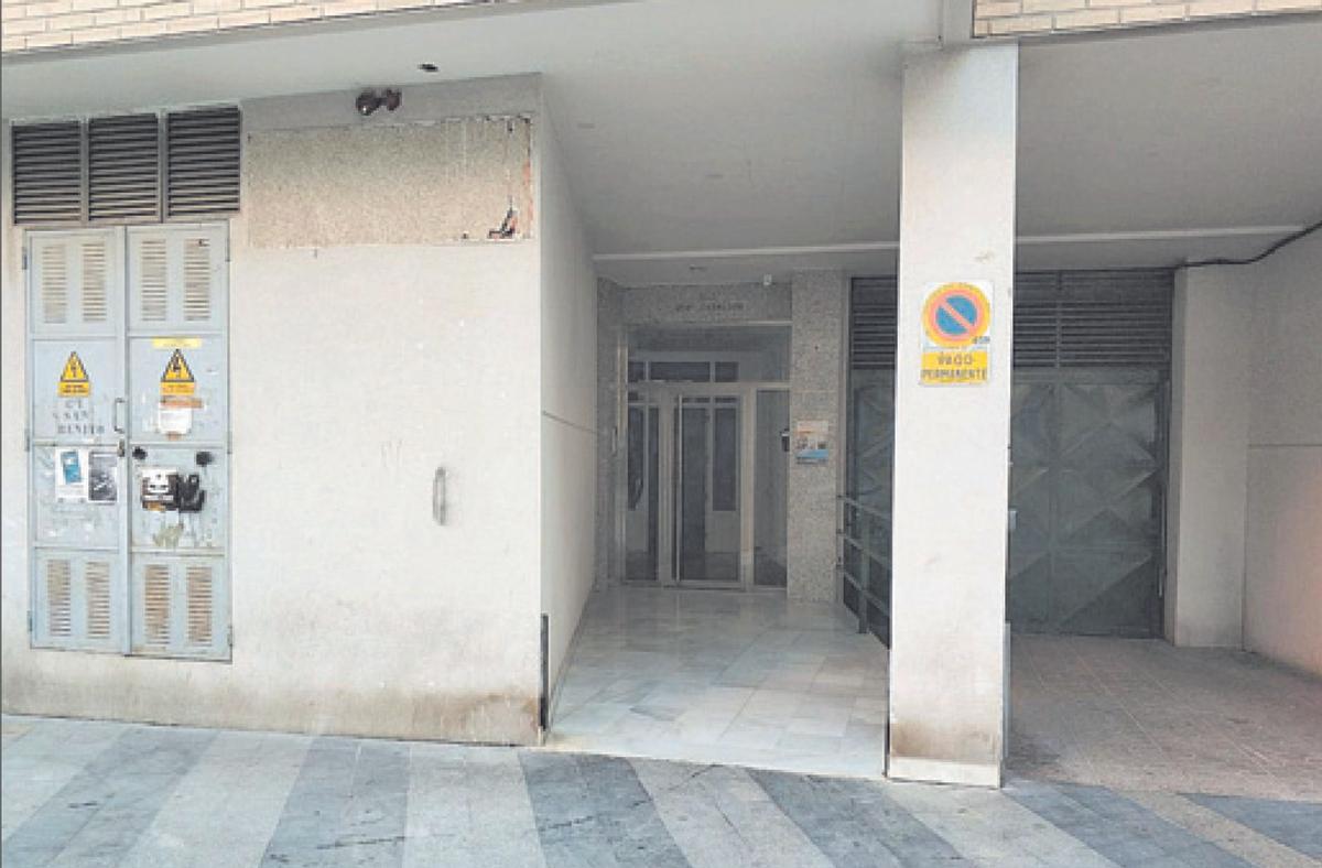 Portal del edificio en el que se produjo el conocido como crimen de la escalera en 2020.