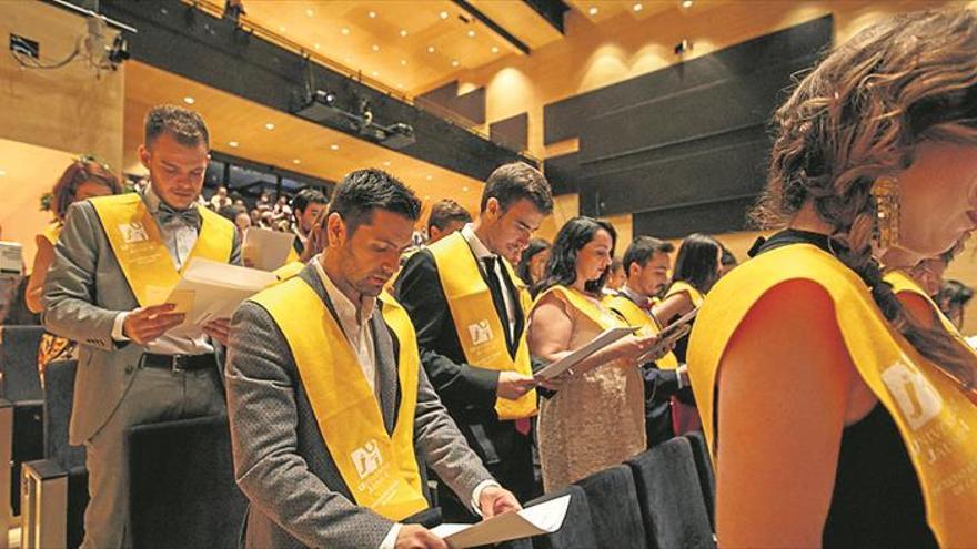 Graduación de gala de 74 médicos y 53 enfermeros