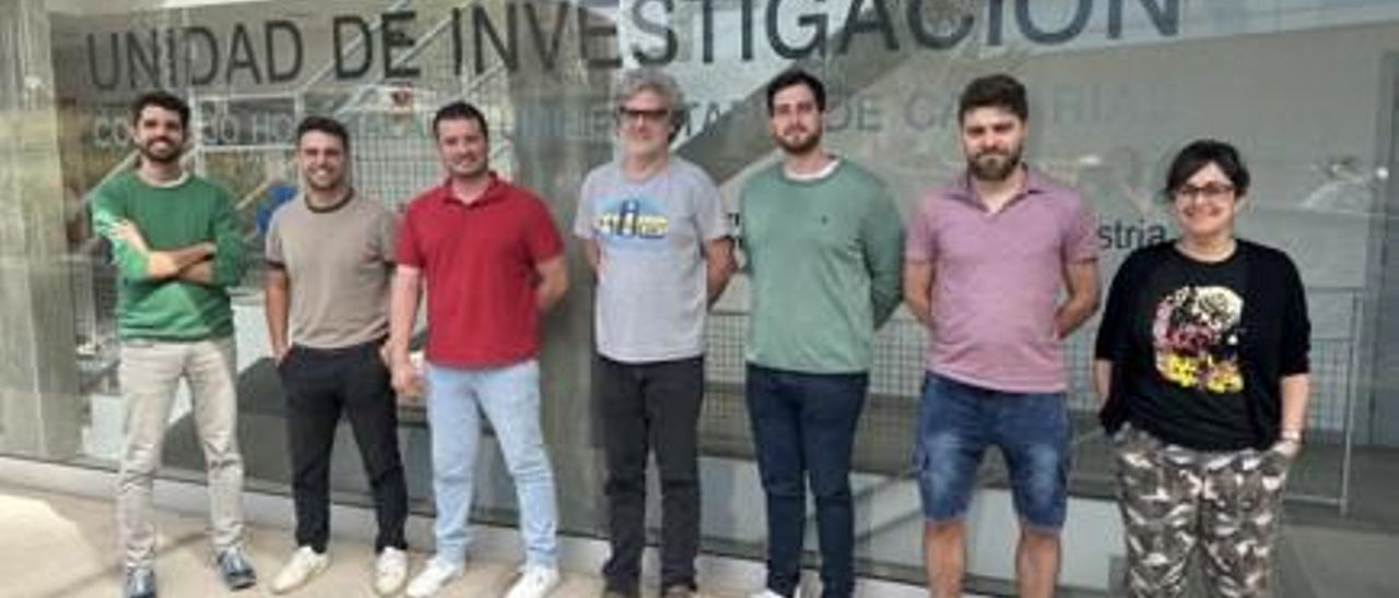 En el centro de la imagen, Abraham Acevedo, junto a sus compañeros de la unidad de Investigación del HUC.