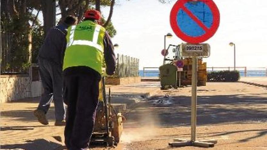 Una imatge de les primeres obres de pavimentació i reducció de barreres arquitectòniques, ahir a Blanes.