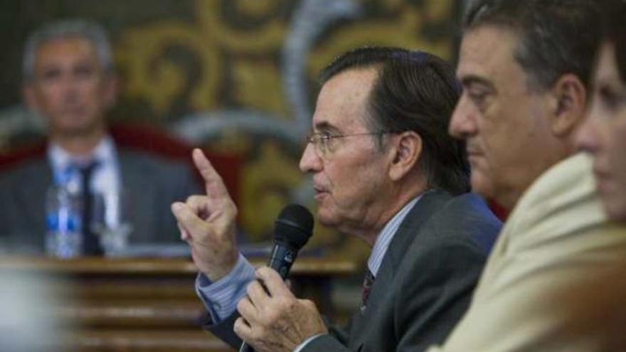 El portavoz del PSOE en el Ayuntamiento interviene durante el debate de la ciudad.