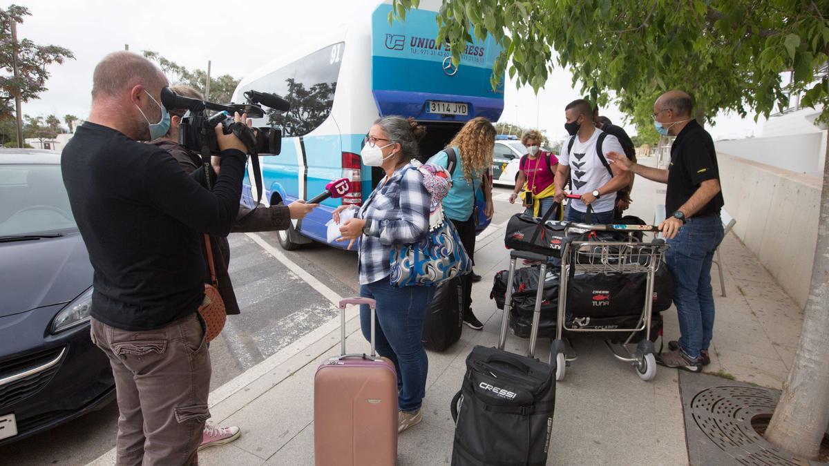 Un incendio deja a oscuras el aeropuerto de Ibiza