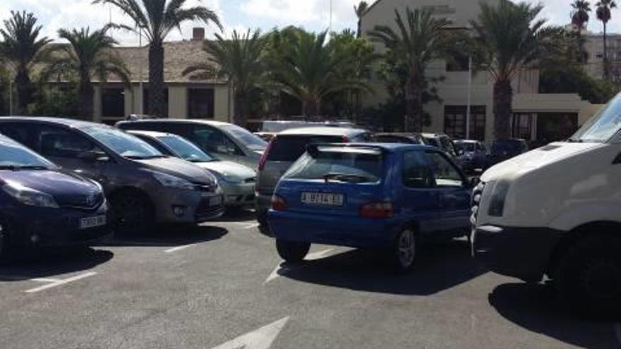 Vehículos aparcados ayer en doble fila, en el aparcamiento de Candalix, a la salida de los colegios.