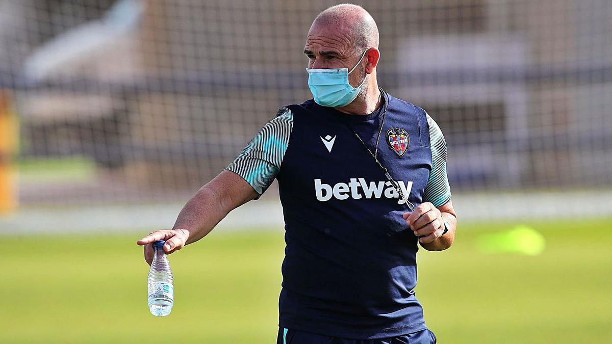 El técnico granota, Paco López, durante un entrenamiento esta semana.