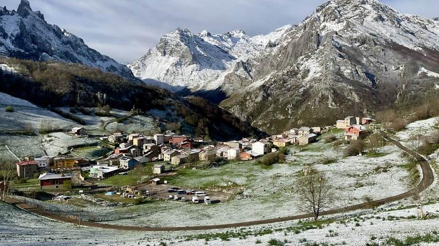 Vuelve la nieve al oriente de Asturias