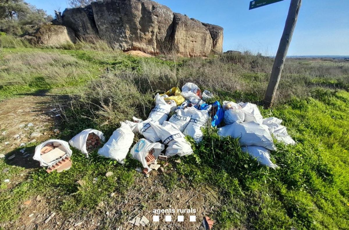 Escombros de obra abandonados en una zona rural de Catalunya-