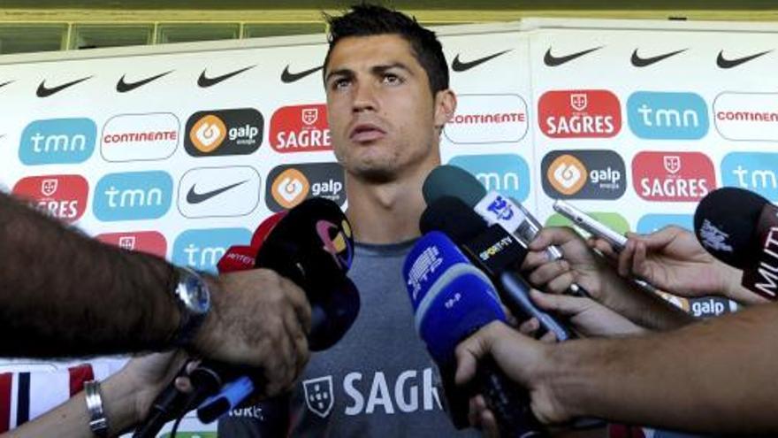 Cristiano Ronaldo atiende a los medios de comunicación.