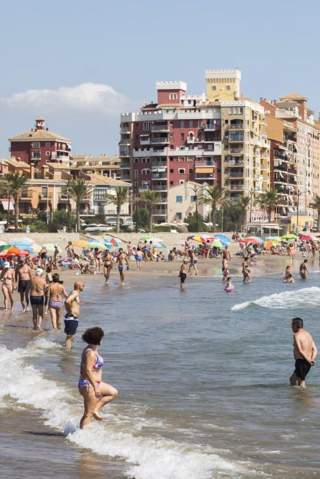 Veraneantes y visitantes en las playas de l'Horta.