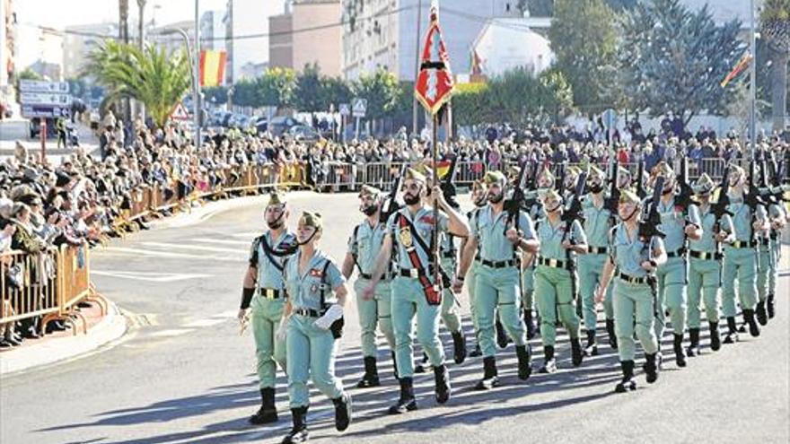 Más de 5.000 personas en Almendralejo vibran con el desfile homenaje a La Legión