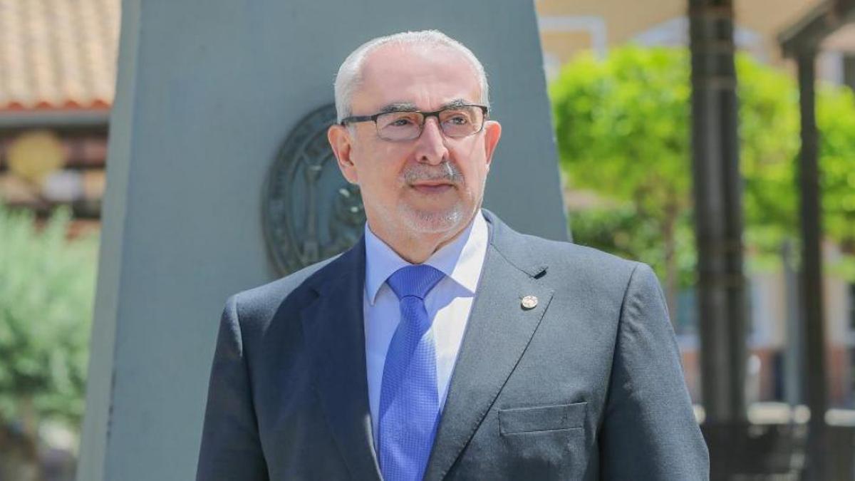 La OTAN condecora al presidente de la UCAM