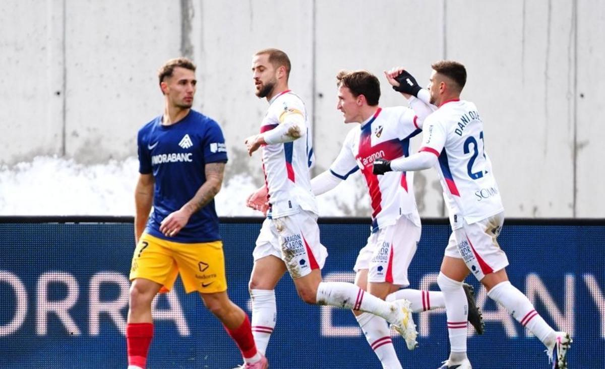 Kortajarena celebra su gol con Pulido y Ojeda.