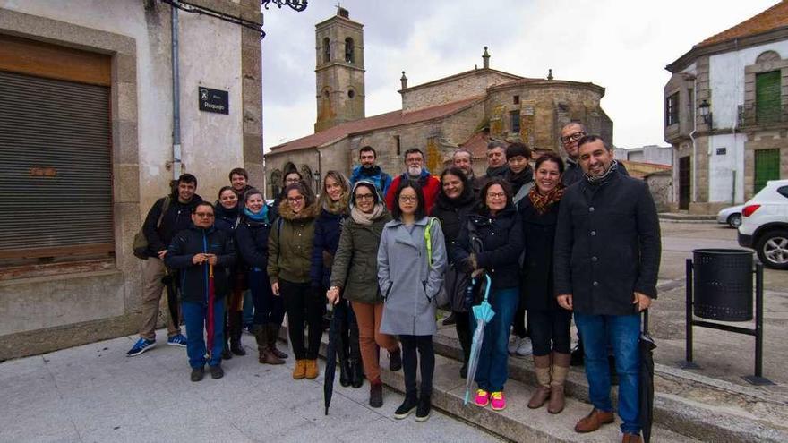 Profesores del Mástes de Antropología junto a representantes de La Mayuela, en Bermillo.