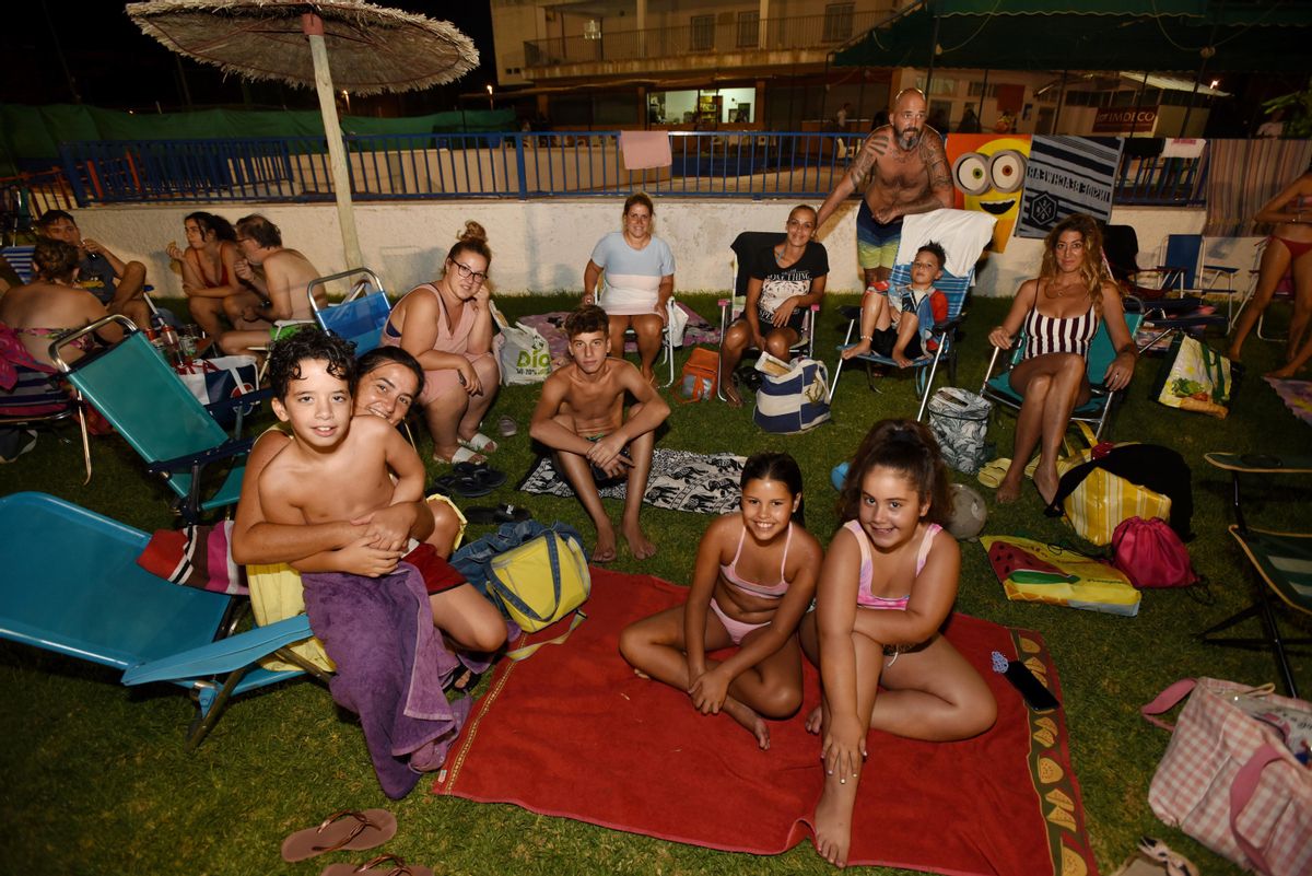 Son muchas las familias que acuden a la piscina.