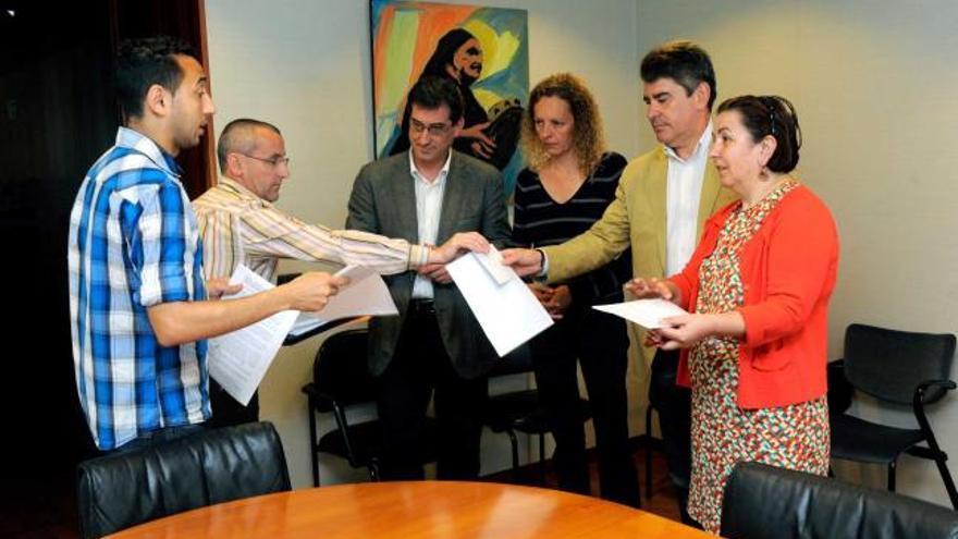 Representantes de la plataforma, con Prendes, Martín, López y Alonso.