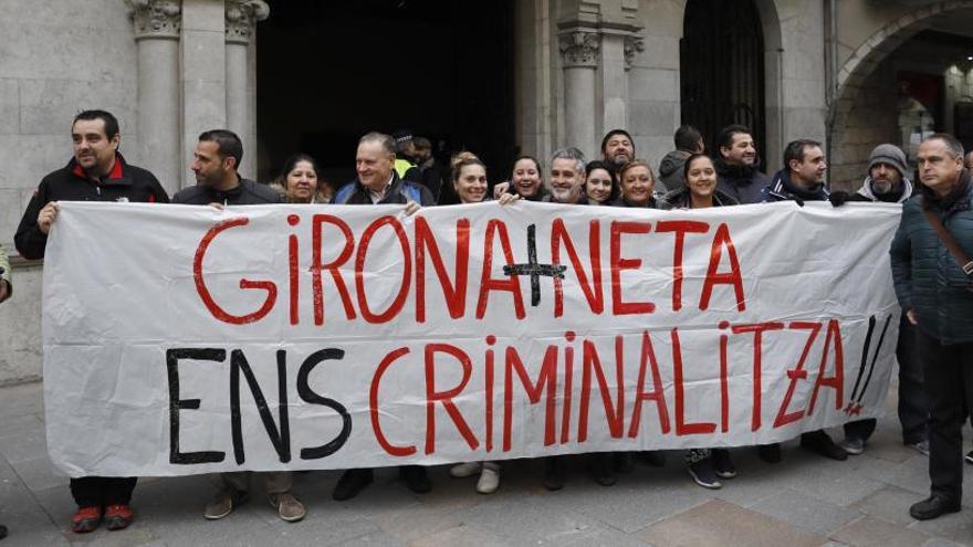 Protesta dels treballadors a les portes de l&#039;ajuntament de Girona