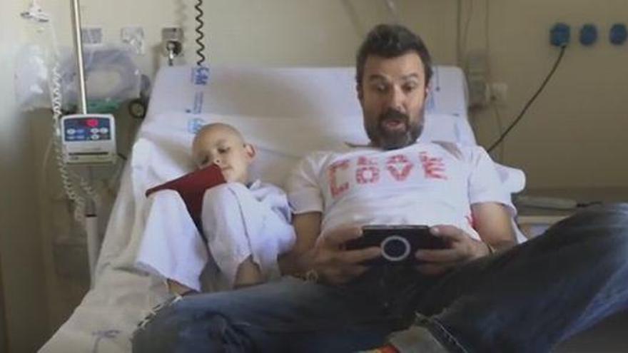 Pau Donés se une a Juegaterapia para ayudar a los niños enfermos de cáncer… ¡Jugando!