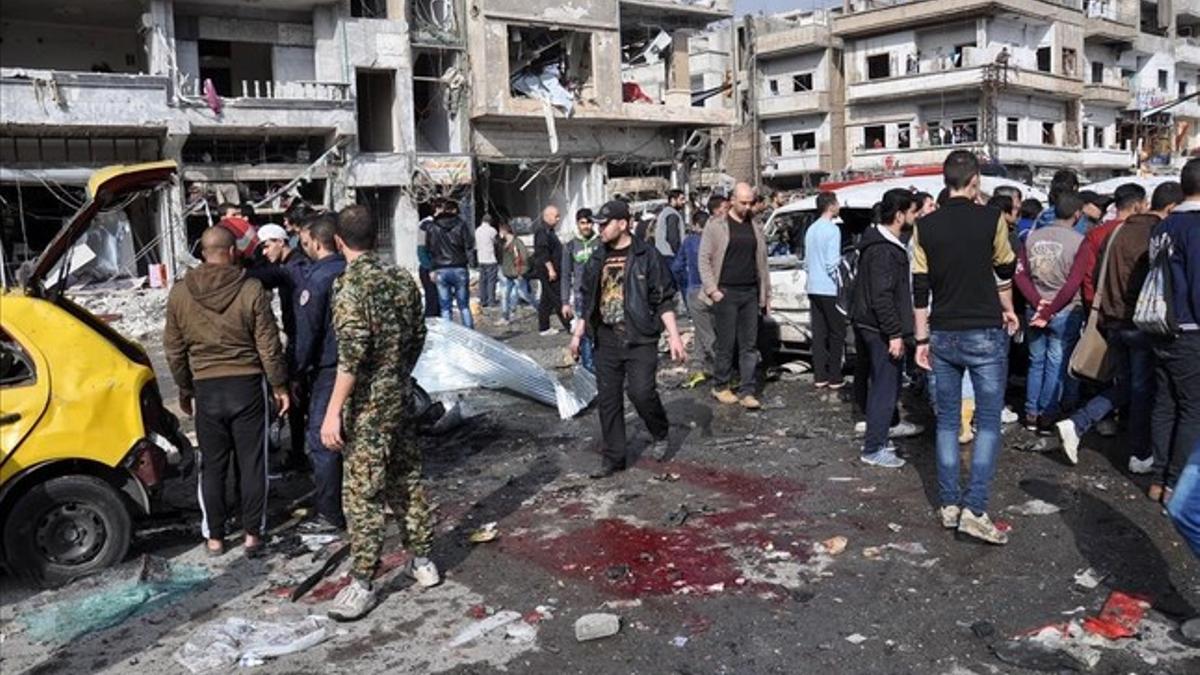 Lugar donde han estallado dos coches bomba en la ciudad de Homs.