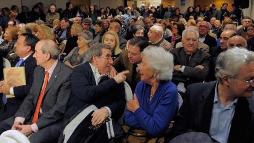 El escritor y empresario Emilio Serrano habla con Menchu Álvarez del Valle, abuela de la Princesa Letizia, y con Alfredo Canteli, presidente del Centro Asturiano, flanqueados por el ex presidente del Principado y diputado nacional Antonio Trevín, a la derecha, y el concejal ovetense Jaime Reinares. | nacho orejas