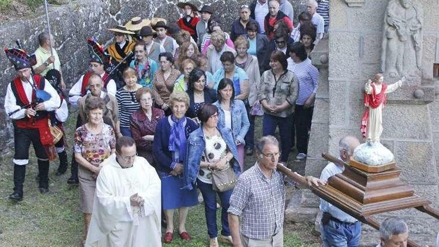 Una procesión de la Romaría de la Ascensión en Santos Reis.//SÁ