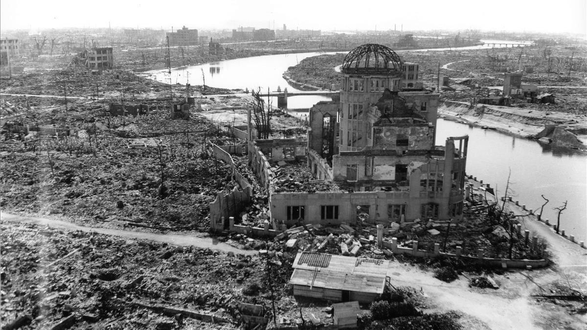 La ciudad de Hiroshima, arrasada por la explosión de la bomba atómica, en una imagen de la Armada de EUUU de noviembre de 1945.