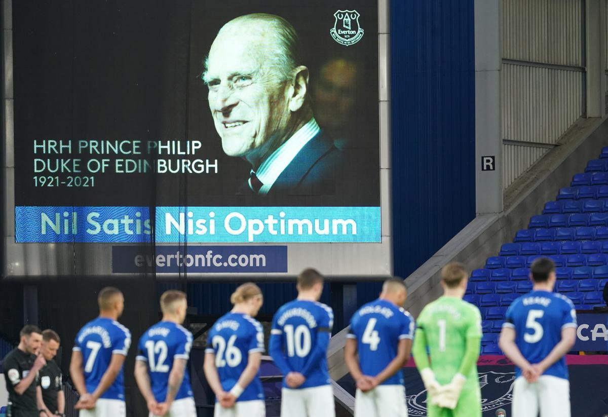 Acto de homenaje al duque de Edimburgo en un partido celebrado en Liverpool. 