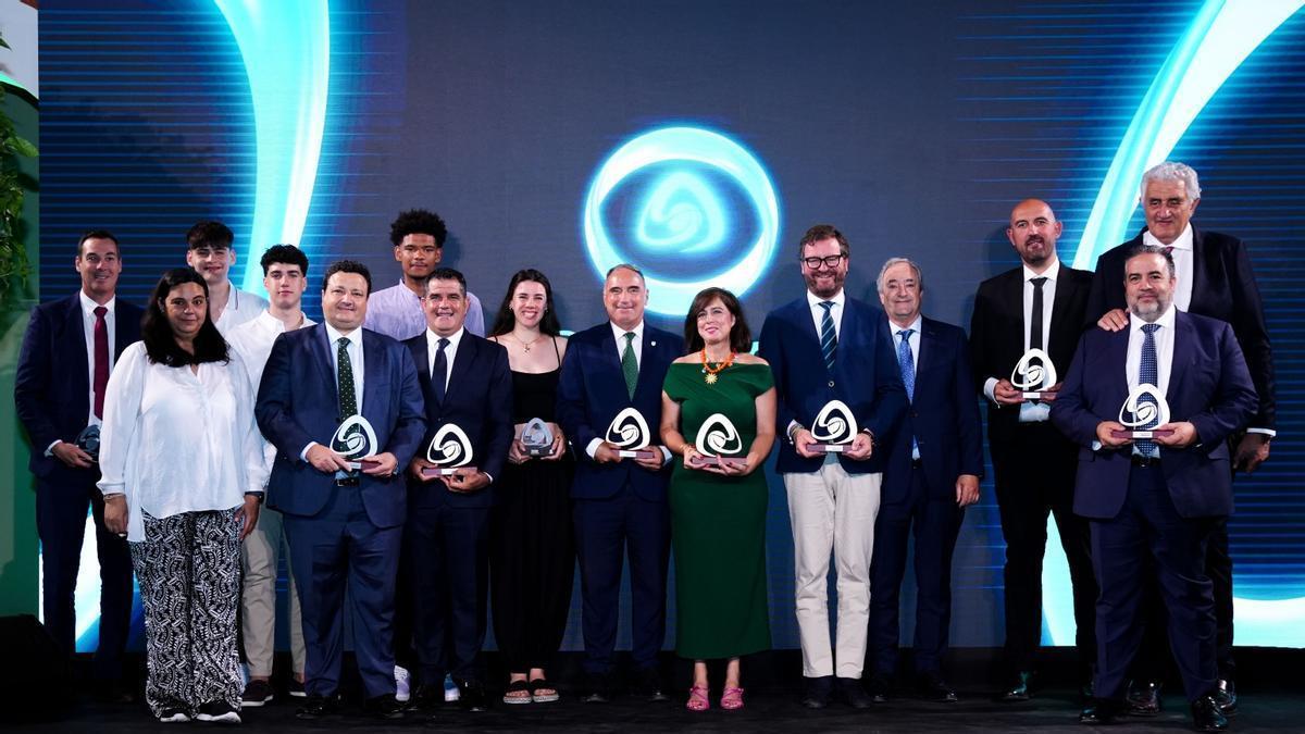 Foto de familia de premiados en la gala de Palma del Río.
