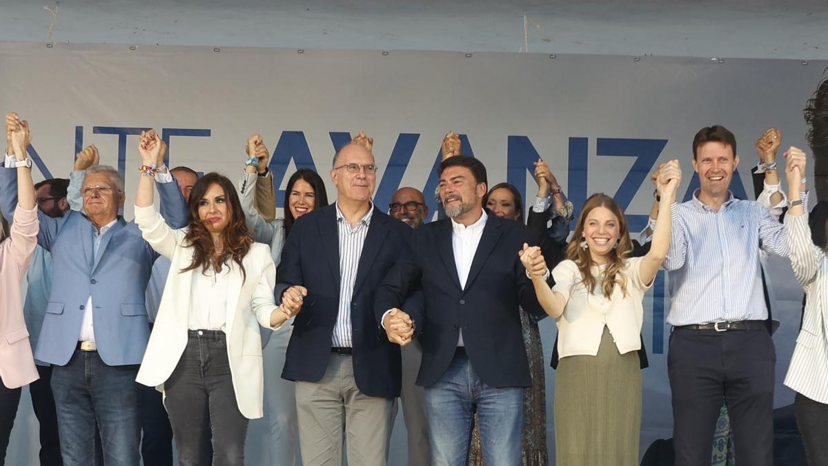 Barcala, en el centro, junto a su número dos, Manuel Villar, y demás miembros de su lista electoral.