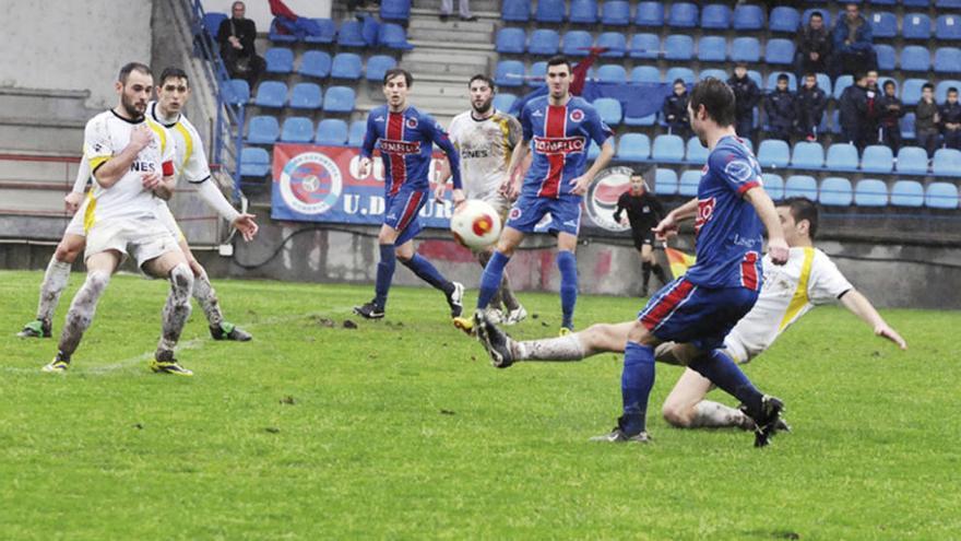 Omar y Cristian esperan el centro de Roberto Dacosta en el primer gol anulado a los unionistas. // J.Regal