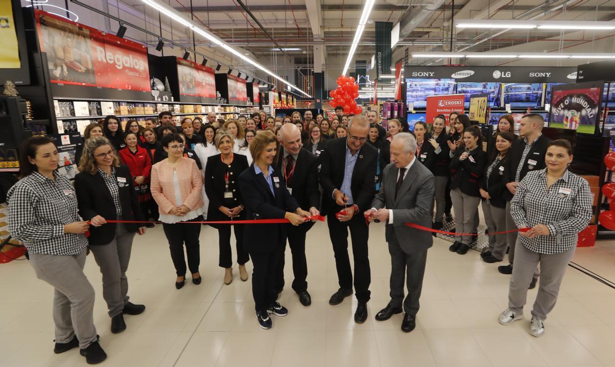 Representantes del concello y Vegalsa-Eroski, durante la inauguración.