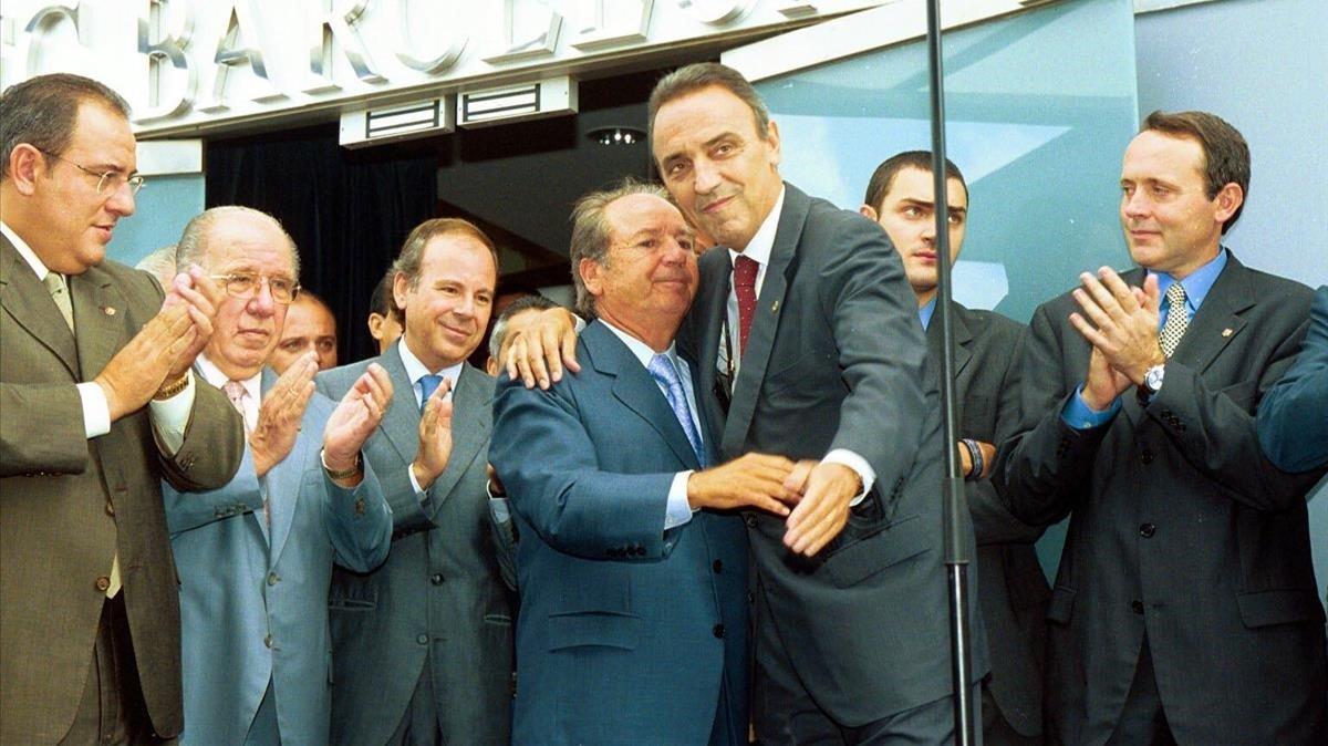 Acto de descubrimiento de la placa que otorga el nombre de President Núñez al museo del Barça, el 24 de septiembre del 2000.