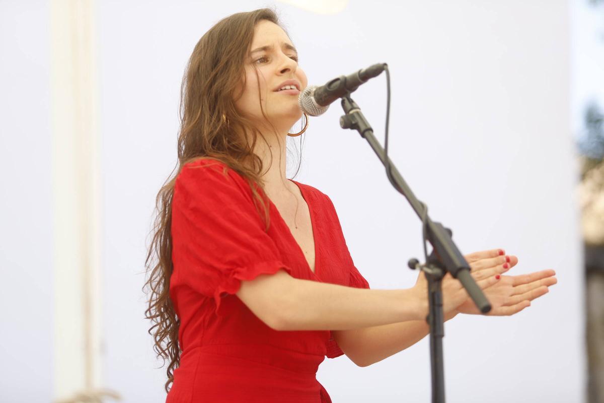 Una cantante durante el encuentro de músicos callejeros.