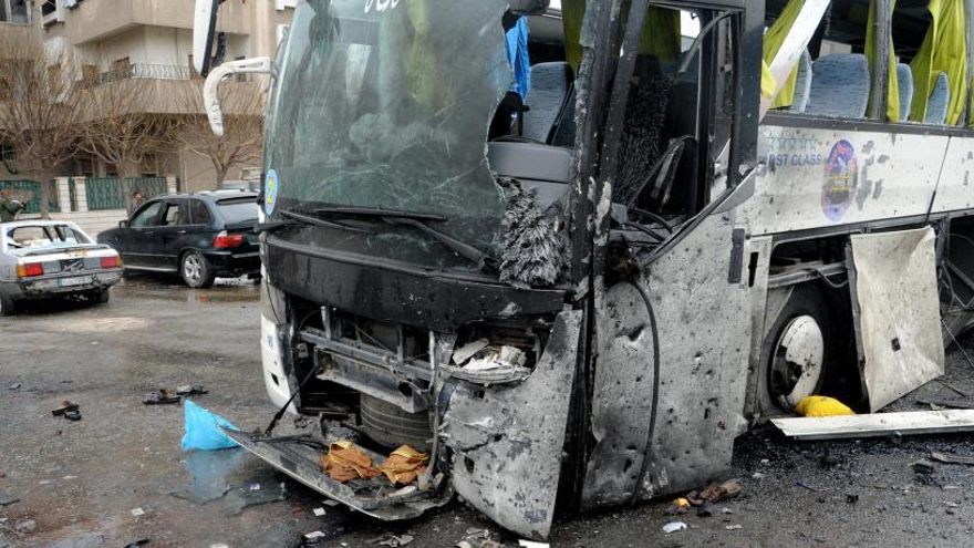 Uno de los autobuses donde viajaban las víctimas, destrozado.