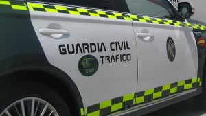 Un vehículo de la Guardia Civil de tráfico.