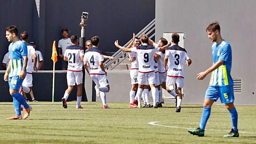 El Poblense celebra uno de los goles en Can Cantó. | JUAN A. RIERA