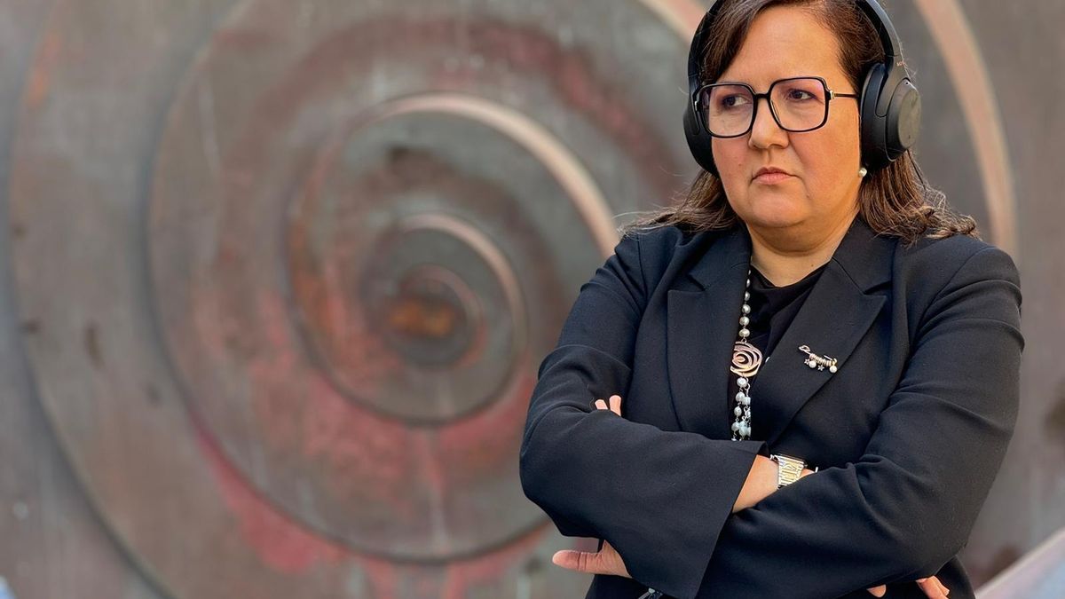 María Leonarda Calvo López, con sus inseparables cascos de cancelación de ruido.