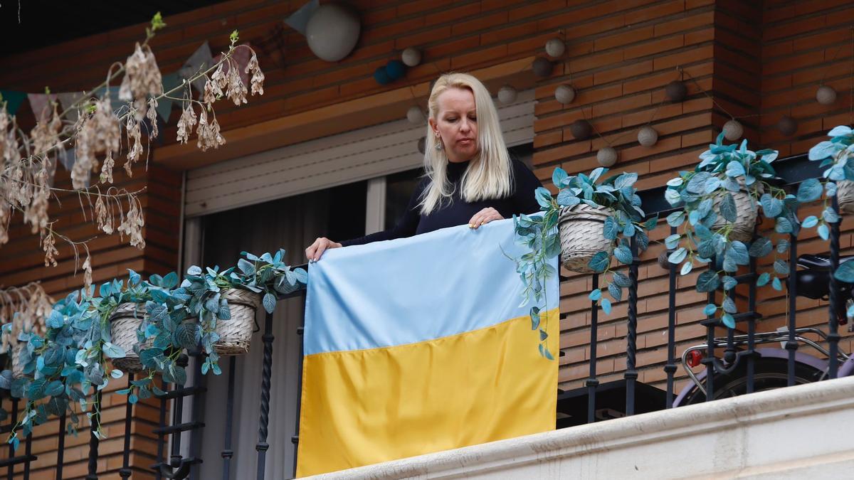 Una ucraniana coloca la bandera de su país en su casa de Córdoba.