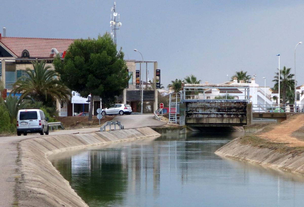 El canal del postrasvase del Campo de Cartagena atraviesa Orihuela Costa. Su vial de servicio cumple una improvisada función de vial de comunicación -aprovechada por los urbanizadores de la zona-