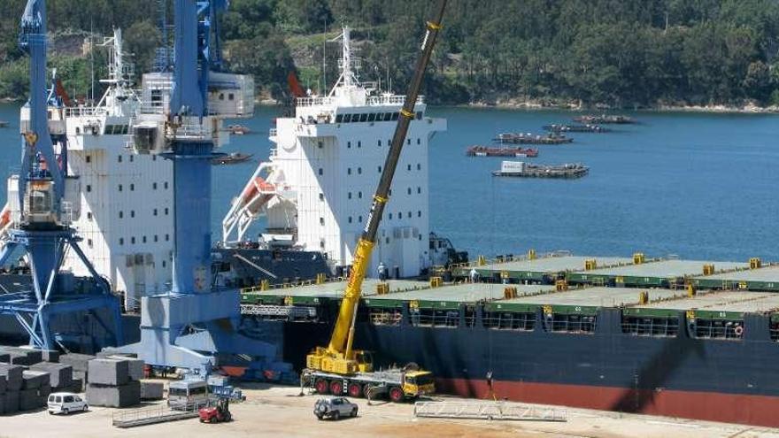 Ambos buques fueron trasladados ayer a Rande. // José Lores