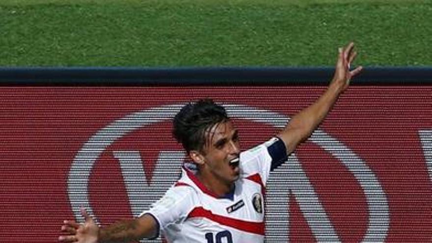 El costarricense Bryan Ruiz celebra el gol de la victoria.