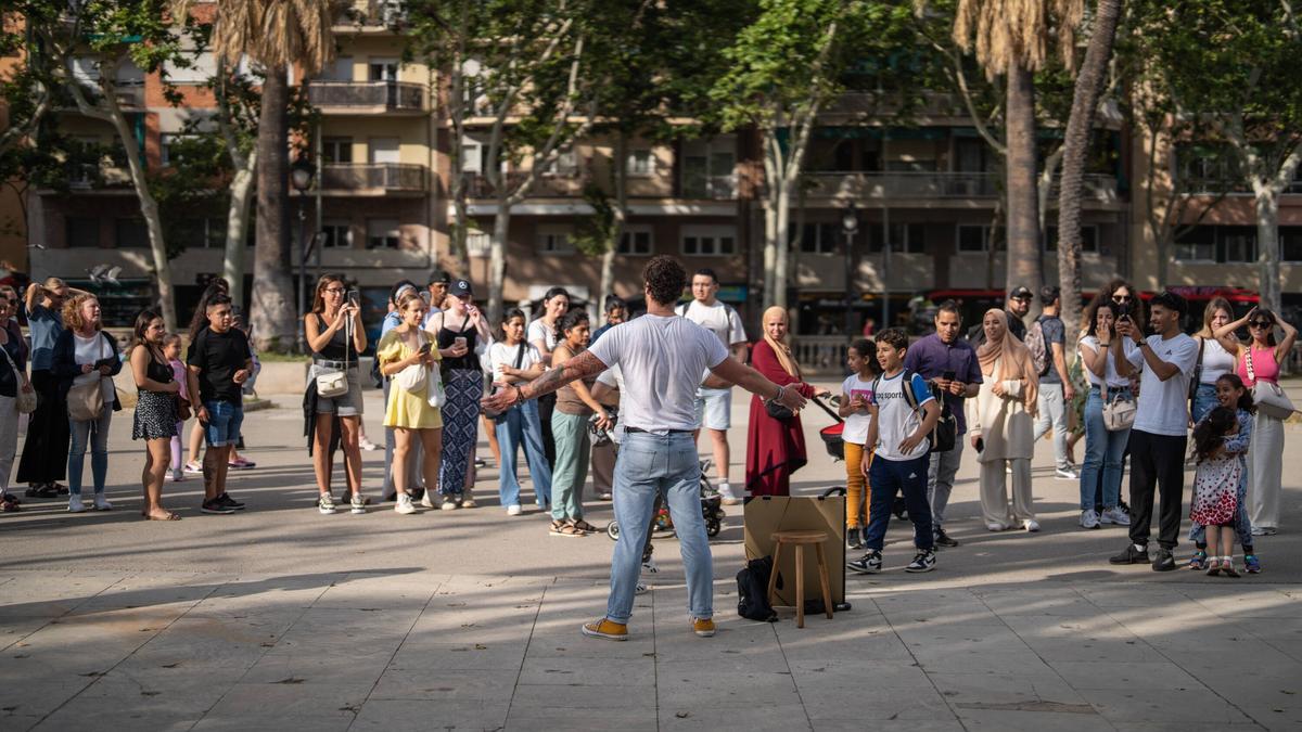 Un corro de curiosos miran, graban o se preparan para lanzarse a abrazar al desconocido.